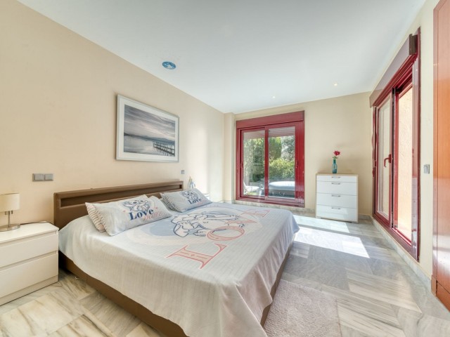 Villa con 4 Dormitorios  en Selwo