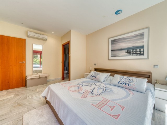 Villa con 4 Dormitorios  en Selwo