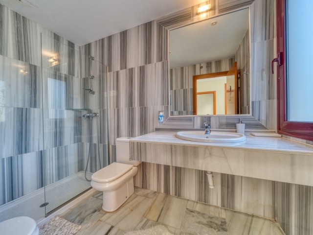 Villa con 4 Dormitorios  en Selwo