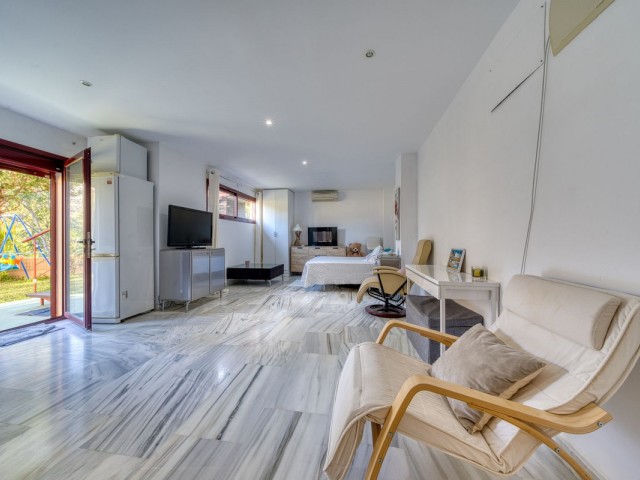 Villa con 4 Dormitorios  en Selwo