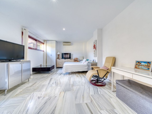 Villa con 4 Dormitorios  en Selwo