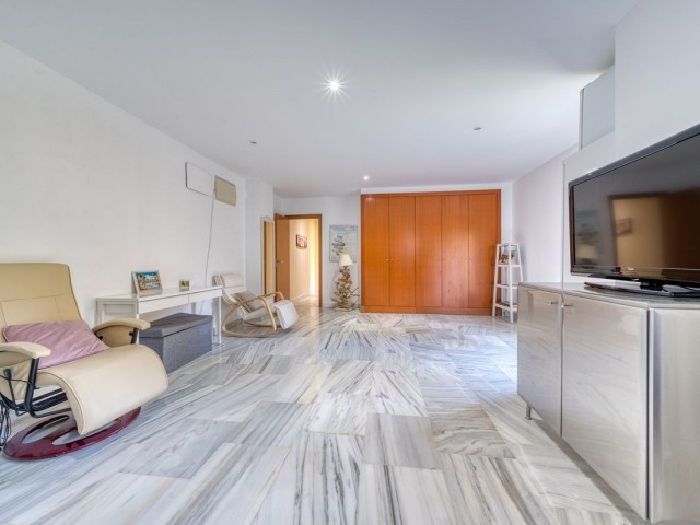 Villa con 4 Dormitorios  en Selwo