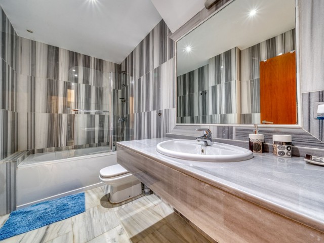 Villa con 4 Dormitorios  en Selwo