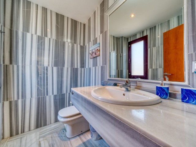 Villa con 4 Dormitorios  en Selwo