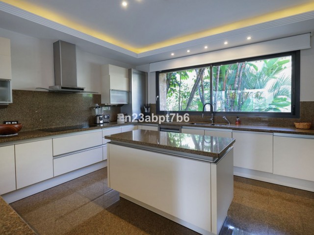 4 Bedrooms Villa in Puerto Banús