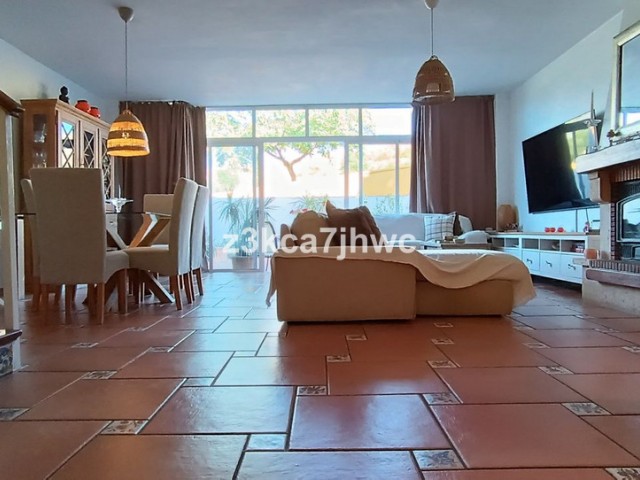 5 Bedrooms Townhouse in Estepona