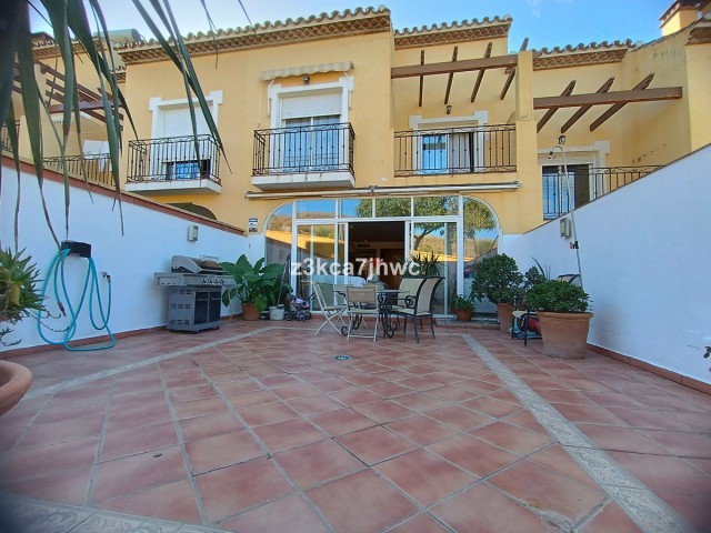 5 Bedrooms Townhouse in Estepona