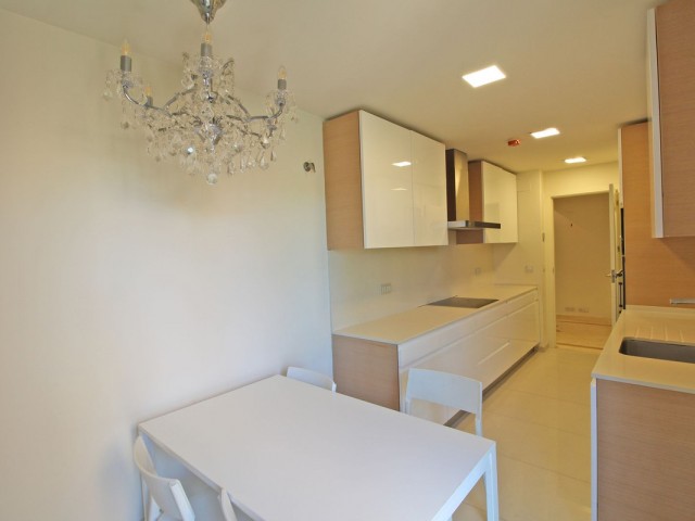 Penthouse avec 4 Chambres  à Guadalmina Baja