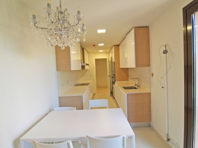Penthouse avec 4 Chambres  à Guadalmina Baja