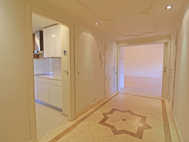 Penthouse avec 4 Chambres  à Guadalmina Baja