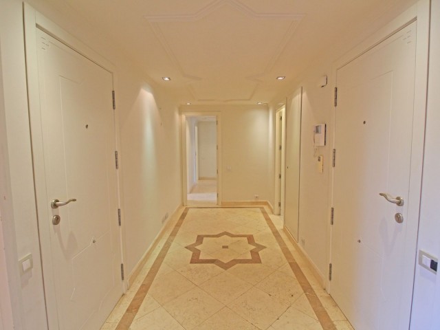 Penthouse avec 4 Chambres  à Guadalmina Baja