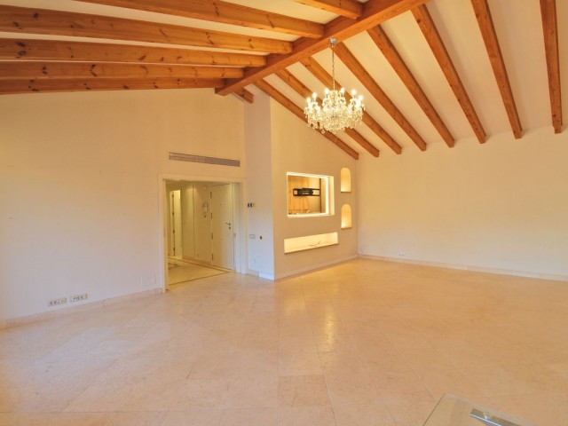 Penthouse avec 4 Chambres  à Guadalmina Baja