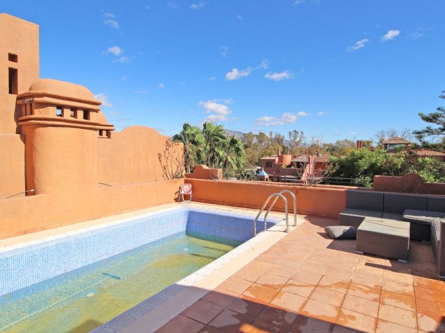 Penthouse avec 4 Chambres  à Guadalmina Baja
