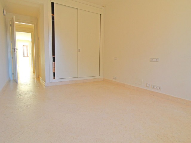 Penthouse avec 4 Chambres  à Guadalmina Baja