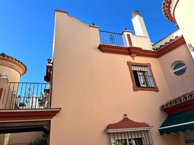 3 Bedrooms Townhouse in Estepona
