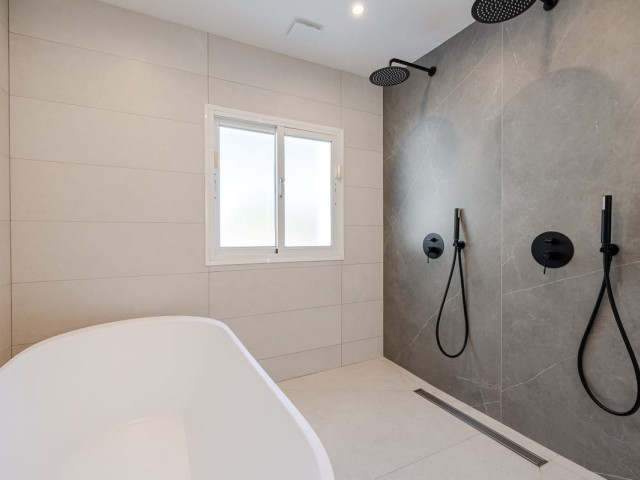 4 Bedrooms Villa in Estepona