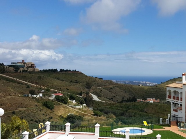 2 Bedrooms Apartment in Calahonda