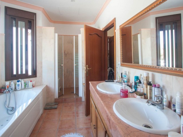 3 Bedrooms Villa in Estepona