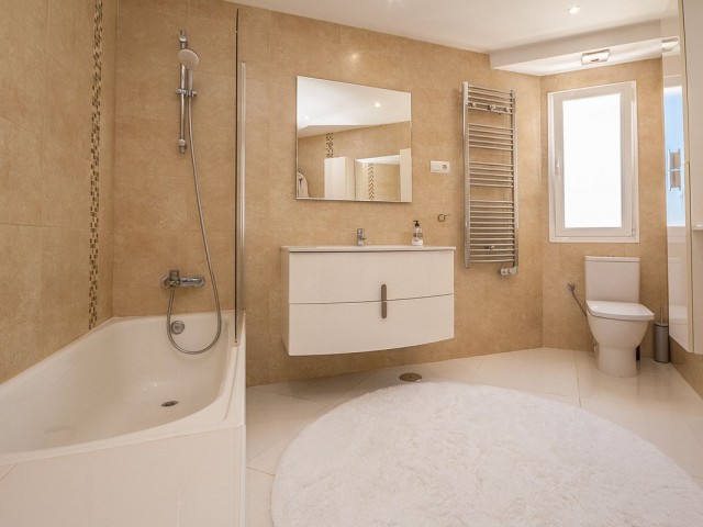 6 Bedrooms Villa in Estepona