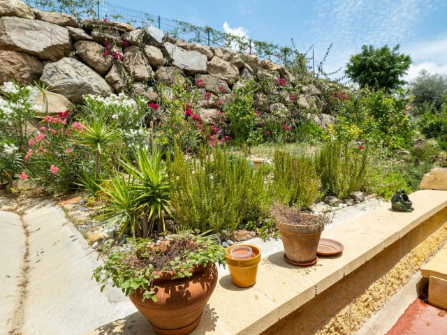 Adosado con 4 Dormitorios  en Sierrezuela