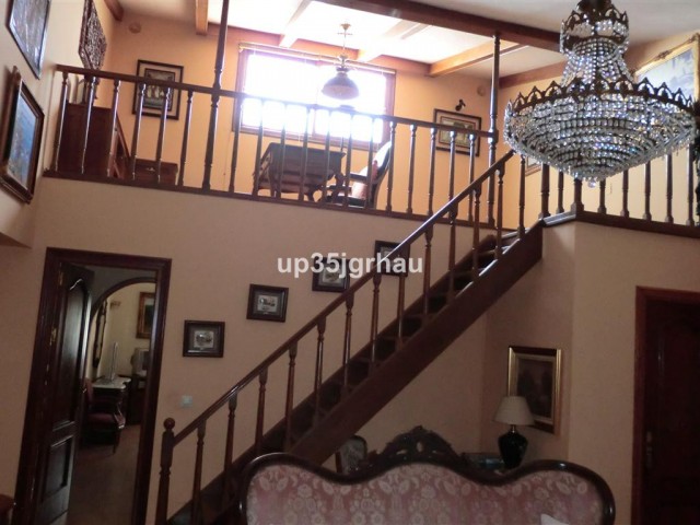 5 Bedrooms Villa in Estepona