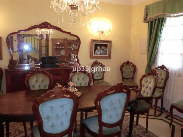 5 Bedrooms Villa in Estepona