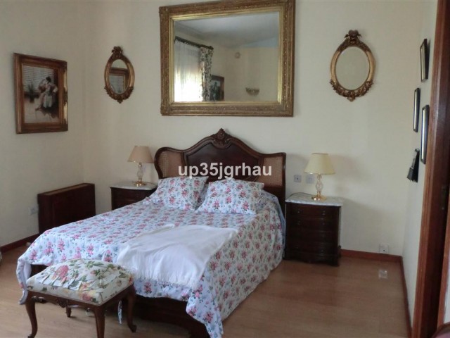 5 Soveroms Villa i Estepona