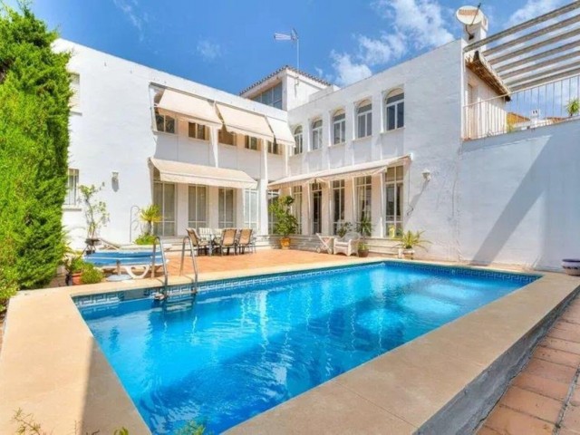 Villa avec 5 Chambres  à Nueva Andalucía