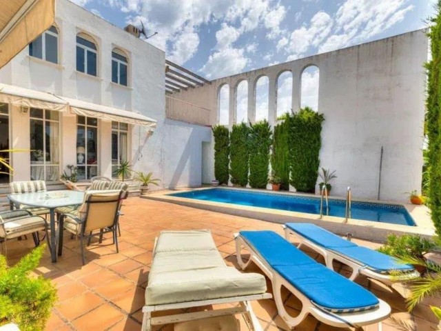 Villa avec 5 Chambres  à Nueva Andalucía