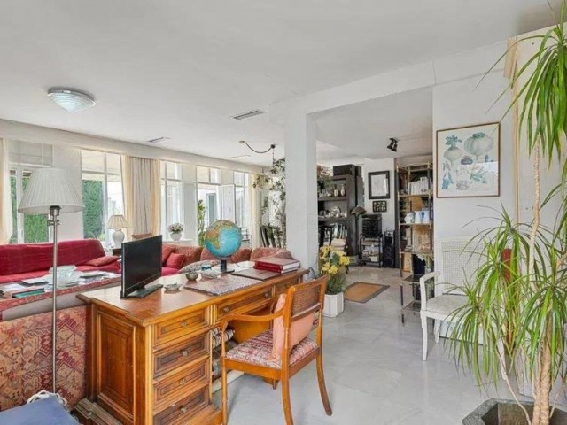 Villa avec 5 Chambres  à Nueva Andalucía