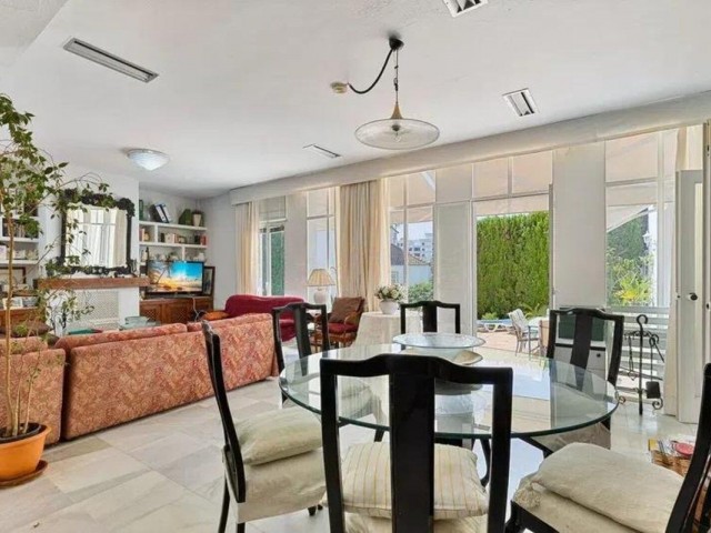 Villa avec 5 Chambres  à Nueva Andalucía