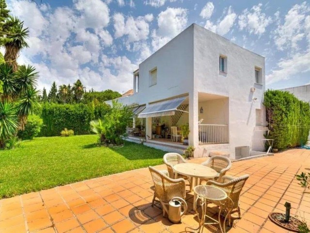 Villa avec 5 Chambres  à Nueva Andalucía
