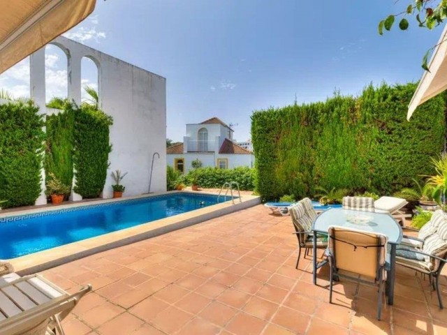 Villa avec 5 Chambres  à Nueva Andalucía