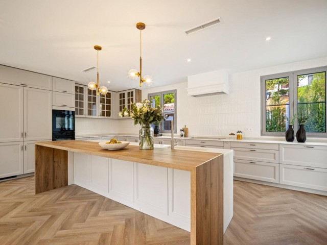 4 Bedrooms Villa in Benahavís