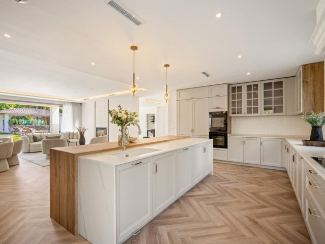 4 Bedrooms Villa in Benahavís