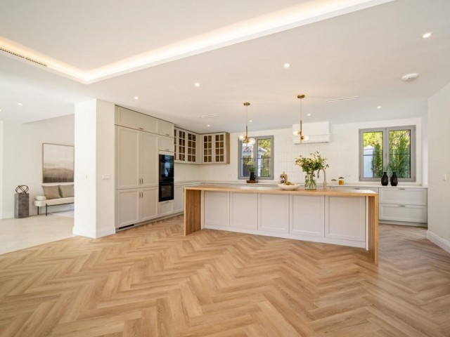 4 Bedrooms Villa in Benahavís