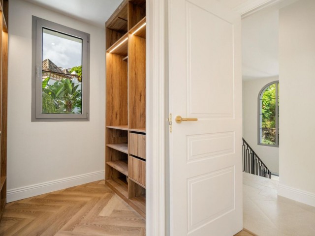 4 Bedrooms Villa in Benahavís