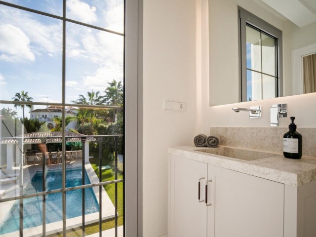 4 Bedrooms Villa in Benahavís