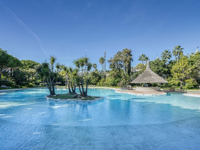 4 Bedrooms Apartment in Guadalmina Baja