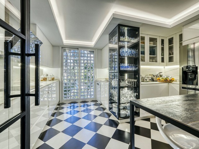 Appartement avec 4 Chambres  à Guadalmina Baja