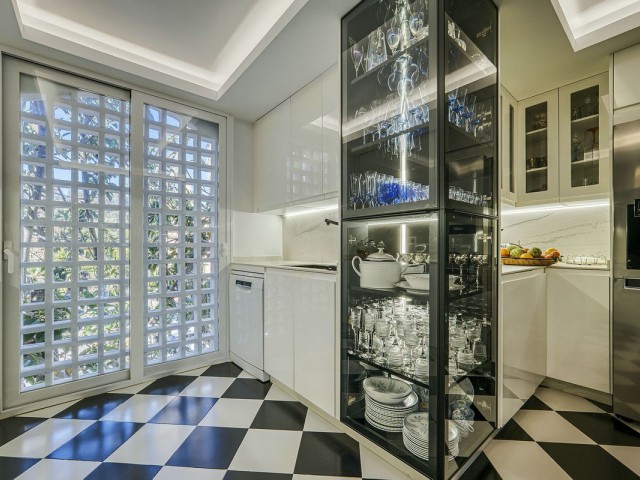 4 Bedrooms Apartment in Guadalmina Baja