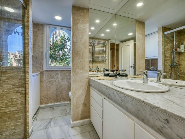 Appartement avec 4 Chambres  à Guadalmina Baja