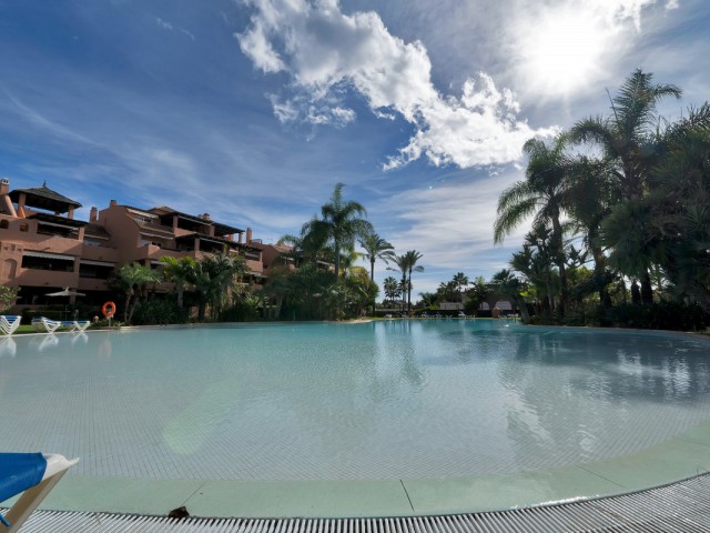 2 Bedrooms Apartment in Guadalmina Baja