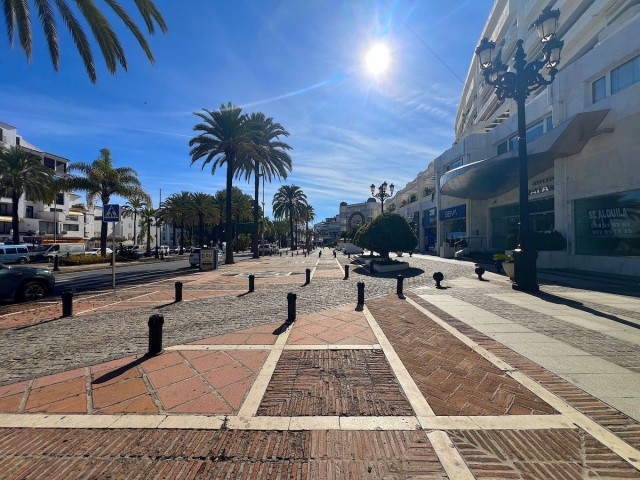 Apartamento con 3 Dormitorios  en Puerto Banús