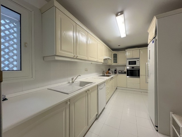 Apartamento con 3 Dormitorios  en Puerto Banús