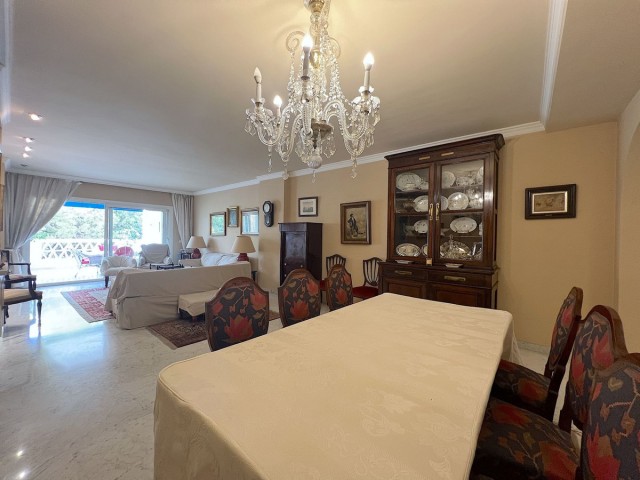 Apartamento con 3 Dormitorios  en Puerto Banús