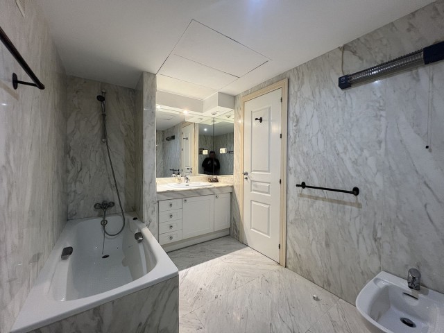 Apartamento con 3 Dormitorios  en Puerto Banús