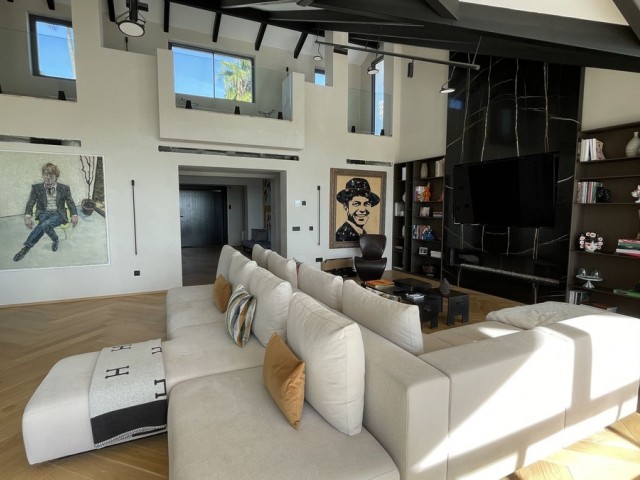 5 Bedrooms Villa in Benahavís