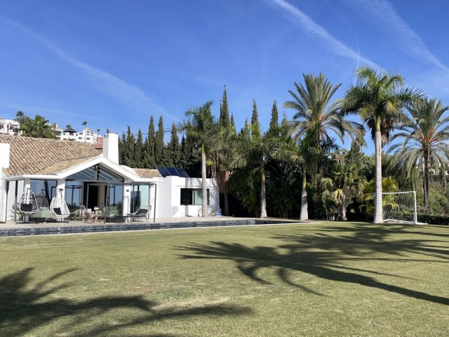 5 Bedrooms Villa in Benahavís