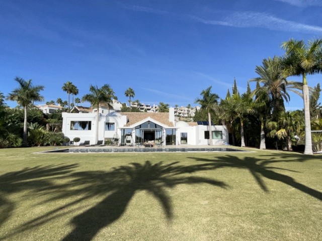 5 Bedrooms Villa in Benahavís